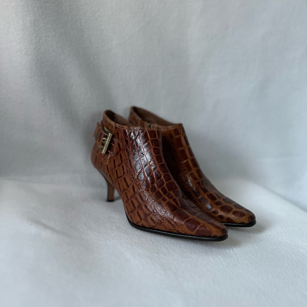 Donald J Pliner Size 6M Caramel Brown Leather “Snake Skin” Style Booties.